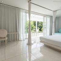 Near Beach Five-Bedroom Villa with Private Pool and Rooftop Lounge with Tub