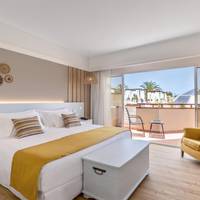 Deluxe Room with Hot Tub