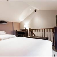 Family Room with 1 Queen and 2 Single Beds and Kitchen