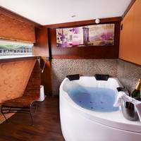 Suite with Hot Tub