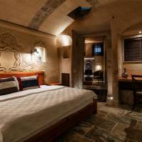 Superior Cave Suite 