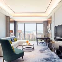 Deluxe One-Bedroom King Suite with Club Lounge Access