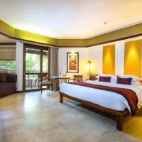 1 King Bed Club Access