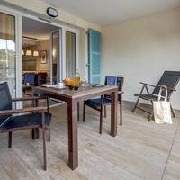 Standard One-Bedroom Apartment - Street Side (4 People)