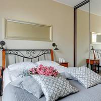 Deluxe One-Bedroom Apartment with Balcony  6/31