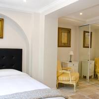 Deluxe One-Bedroom Apartment (4 Adults)