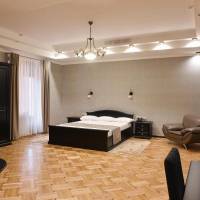 Queen Suite with Pool View