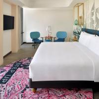 Deluxe King Bed Downtown View