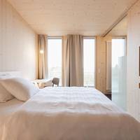 Business Queen Room
