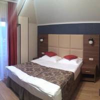 Deluxe Double Room with Side Sea View