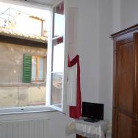 Basic Single Room with Shared Bathroom
