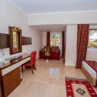 Deluxe Double Room with Side Sea View