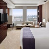 1 King Bed Skyline Waterfront Room