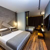 Deluxe Quadruple Room with window/No view