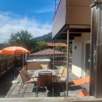 Deluxe Two-Bedroom Apartment with Jacuzzi (4-7 Adults)