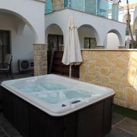 Deluxe Studio with Outdoor Jacuzzi 