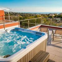Two-Bedroom Apartment with Hot Tub and Panoramic Sea View - Split Level