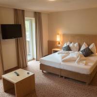 Deluxe Double Room (2 Adults + 1 Child)