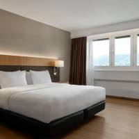 Deluxe Guest Room with King Bed and Mountain View - High Floor