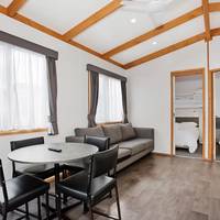  Deluxe 2 Bedroom Cabin Queen and Double
