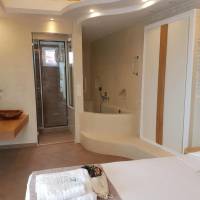 Master Suite with Outdoor Hot Tub