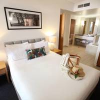 One-Bedroom Apartment with Hasting Street View