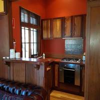 Merlot Queen Room with Courtyard 