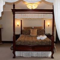 Gunnedoo Deluxe Queen Suite with Spa Bath- 1 Night