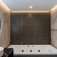 Deluxe Suite with Spa Bath