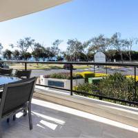 Deluxe Two-Bedroom Apartment with Beach View (Apt 10)