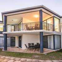 2 Bedroom+Loft Beachside Sleeps 8 Garden View Apartment
