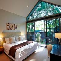 Two-Bedroom Grove House with Garden View