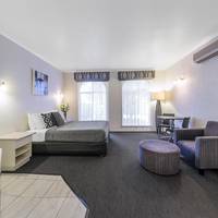 Deluxe Queen Room with Spa Bath