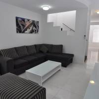 Three-Bedroom Apartment with Pool View (number 6)