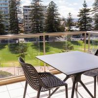 Premier One-Bedroom Apartment with Park View 