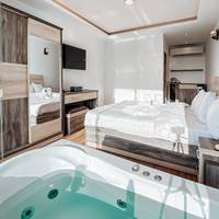 Deluxe King Suite