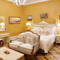 Deluxe Suite with Courtyard View