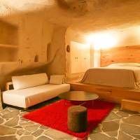 Deluxe Cave Room
