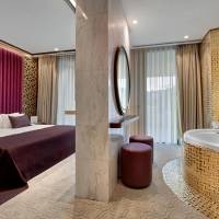 Honeymoon Gold Suite with City View