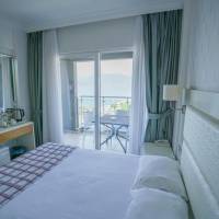 Deluxe Double Room with Side Sea View