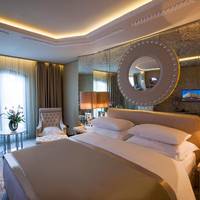 Deluxe King Room with Partial Sea View