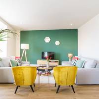 Deluxe Three-Bedroom Apartment