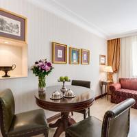 Deluxe King Suite