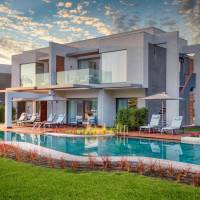 Lake Family House with Pool View