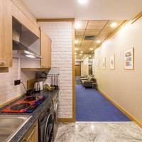 Four-Bedroom Apartment with Kitchen and Jacuzzi - Basement