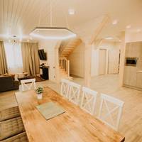 Four-Bedroom Cottage with Lake View 