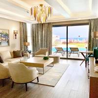 Lagoon Swim-up Suite