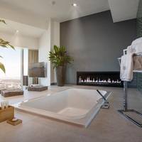 Executive Suite Apartment with Bathtub