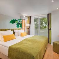 Double Room with Balcony - Free Parking and Beach Access