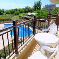 Apartment with Pool View 